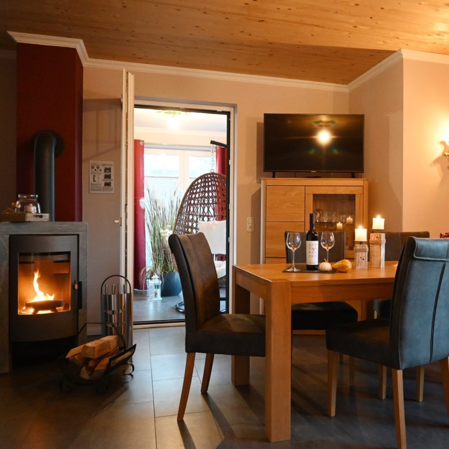 Ferienhaus_Käptn_Jan_Kaminfeuer_Reethaus_Glowe